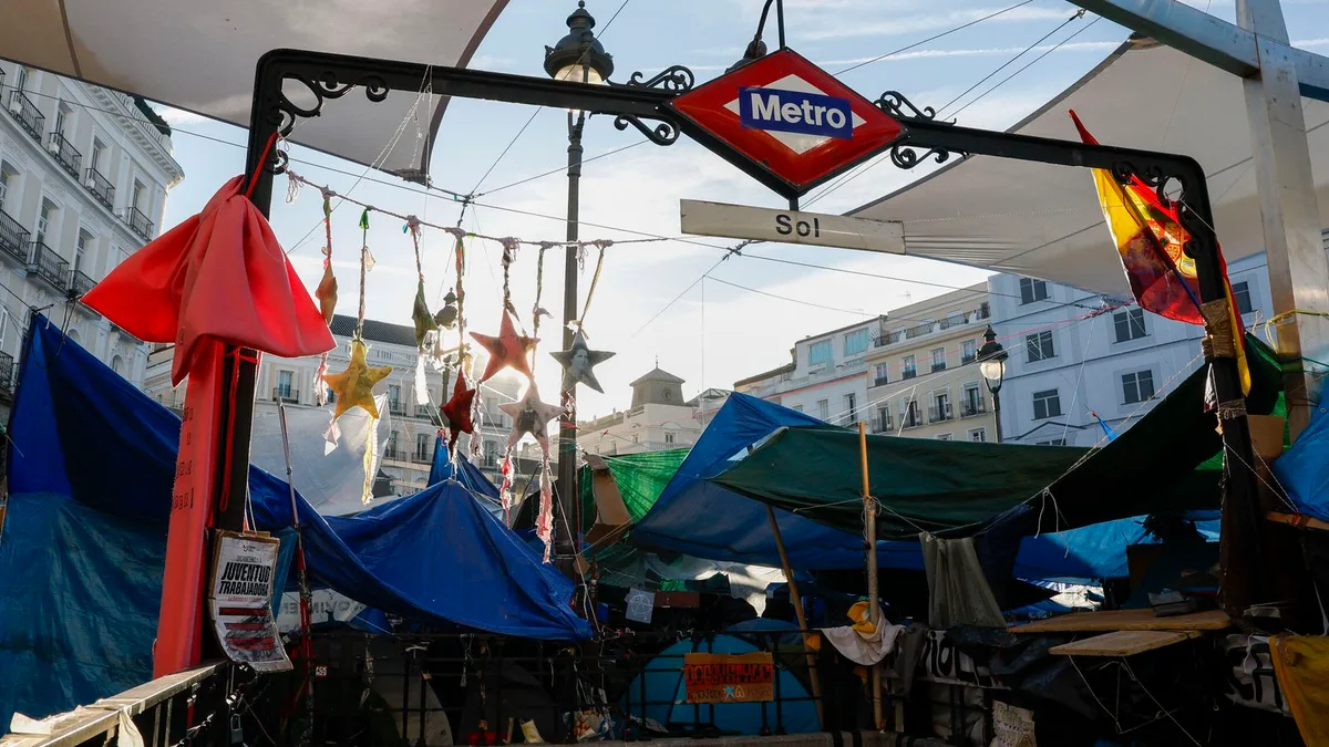 Ayuso anuncia el cierre de la estación de Sol por "insalubridad" tras tres semanas de acampada por la vivienda