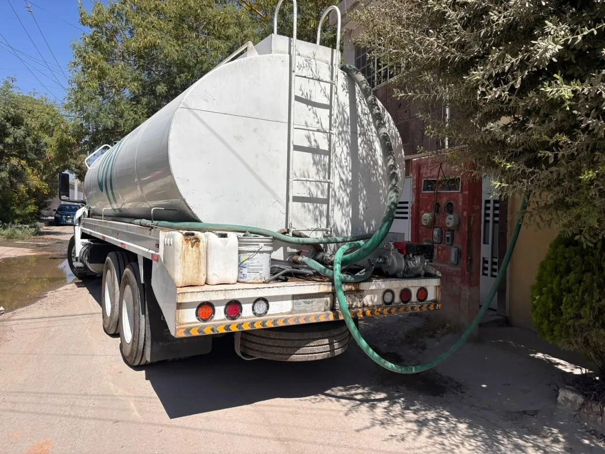 Simas Torreón mantiene operativo de pipas en Las Luisas y Las Dalias ante falla de bomba (video)
