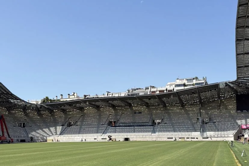 Pourquoi la pelouse du stade Jean-Bouin a mieux résisté aux canicules que celle du Parc des Princes