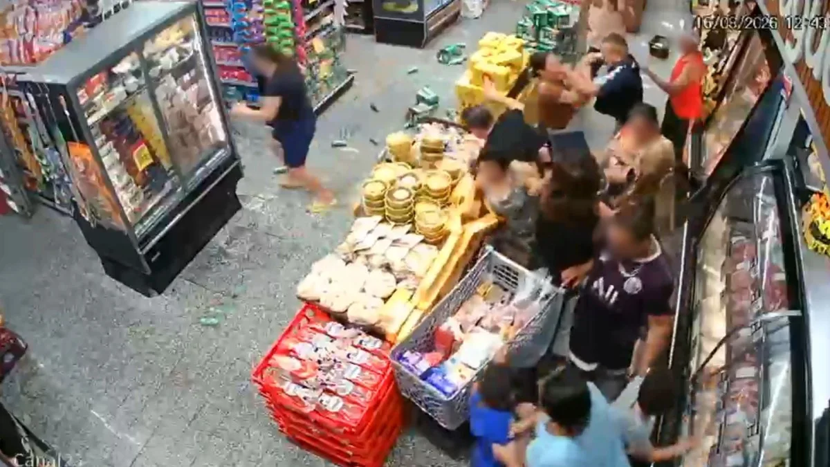 Mulher é morta a facadas pelo companheiro dentro de mercado