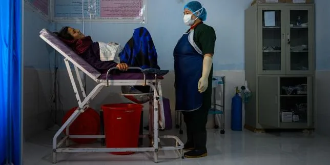 « Quand on leur dit que les grossesses doivent faire l’objet d’un suivi médical, les talibans ricanent » : la santé des femmes mise en danger en Afghanistan