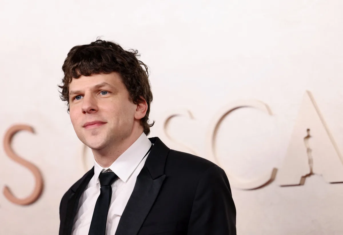 Jesse Eisenberg admite que durante años menospreció la actuación: “Es un trabajo tan ridículo, nos pagan demasiado”