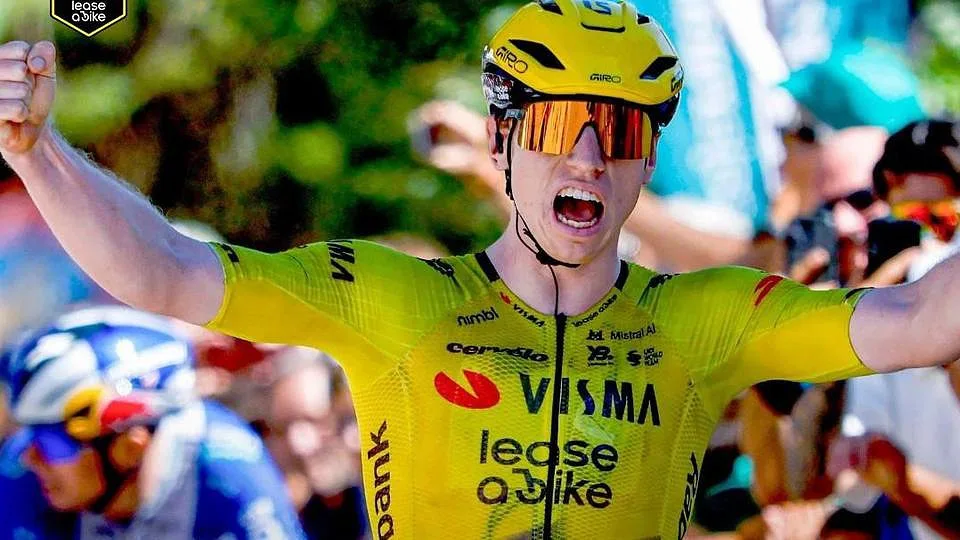 Vuelta: Matthew Brennan vence em sprint e Pogacar mantém vermelha