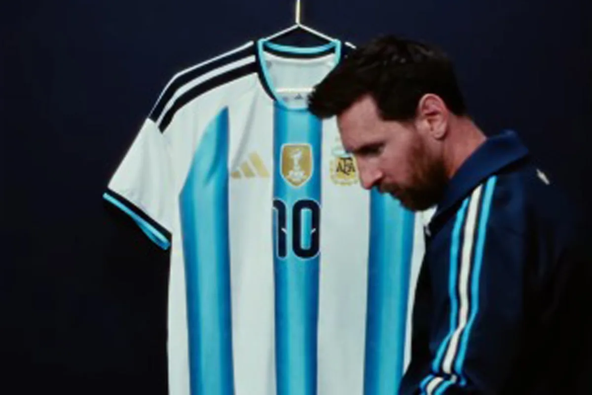 Vuelve una delegación del FMI al país; Messi mostró la camiseta que usará en su último partido con la Selección