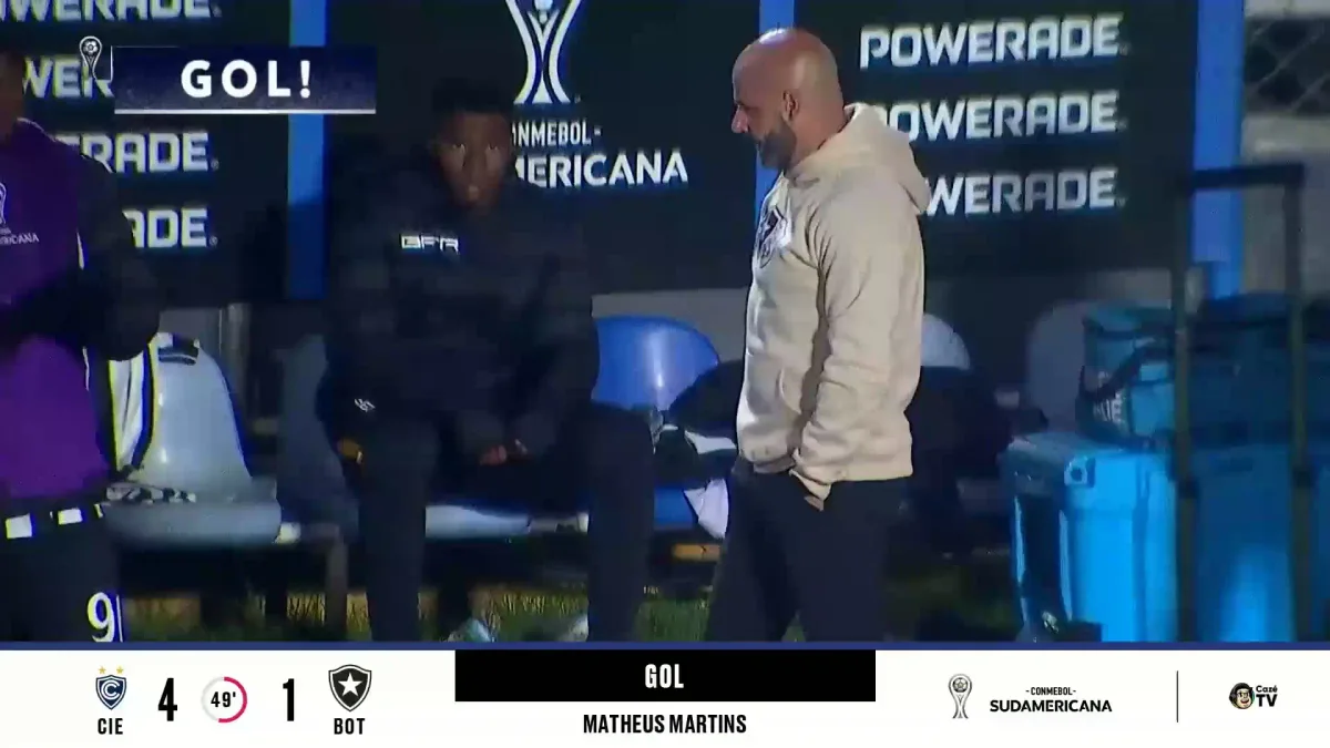 Matheus Martins bate falta com muita precisão e marca único gol do Botafogo em derrota; veja o lance