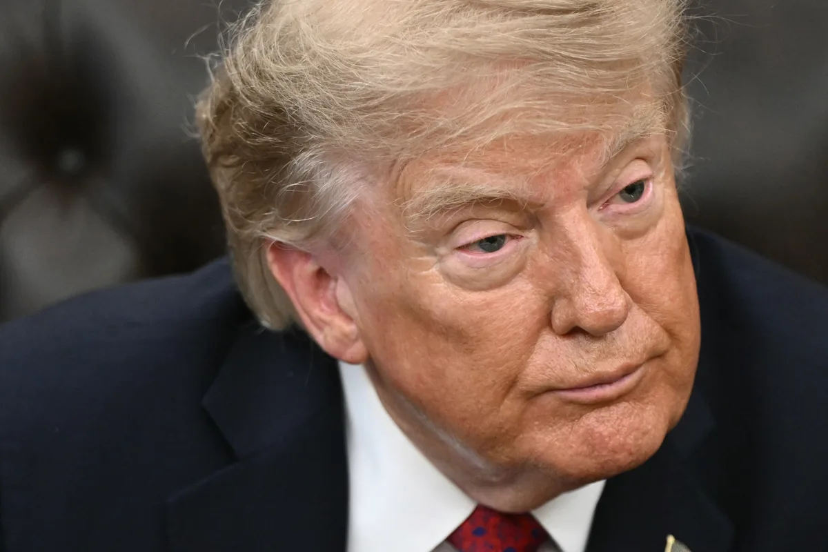 ‘Que pergunta estúpida’: Trump se irrita com questionamento sobre uso de arma nuclear contra Irã