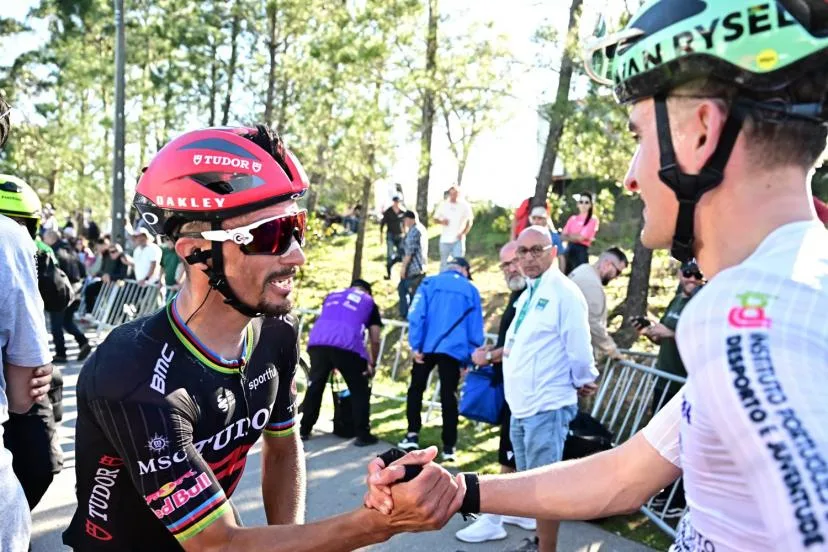 « Il donne le maximum pour les autres » : idole pour certains et guide pour les plus jeunes, Julian Alaphilippe, grand frère d'une génération de cyclistes