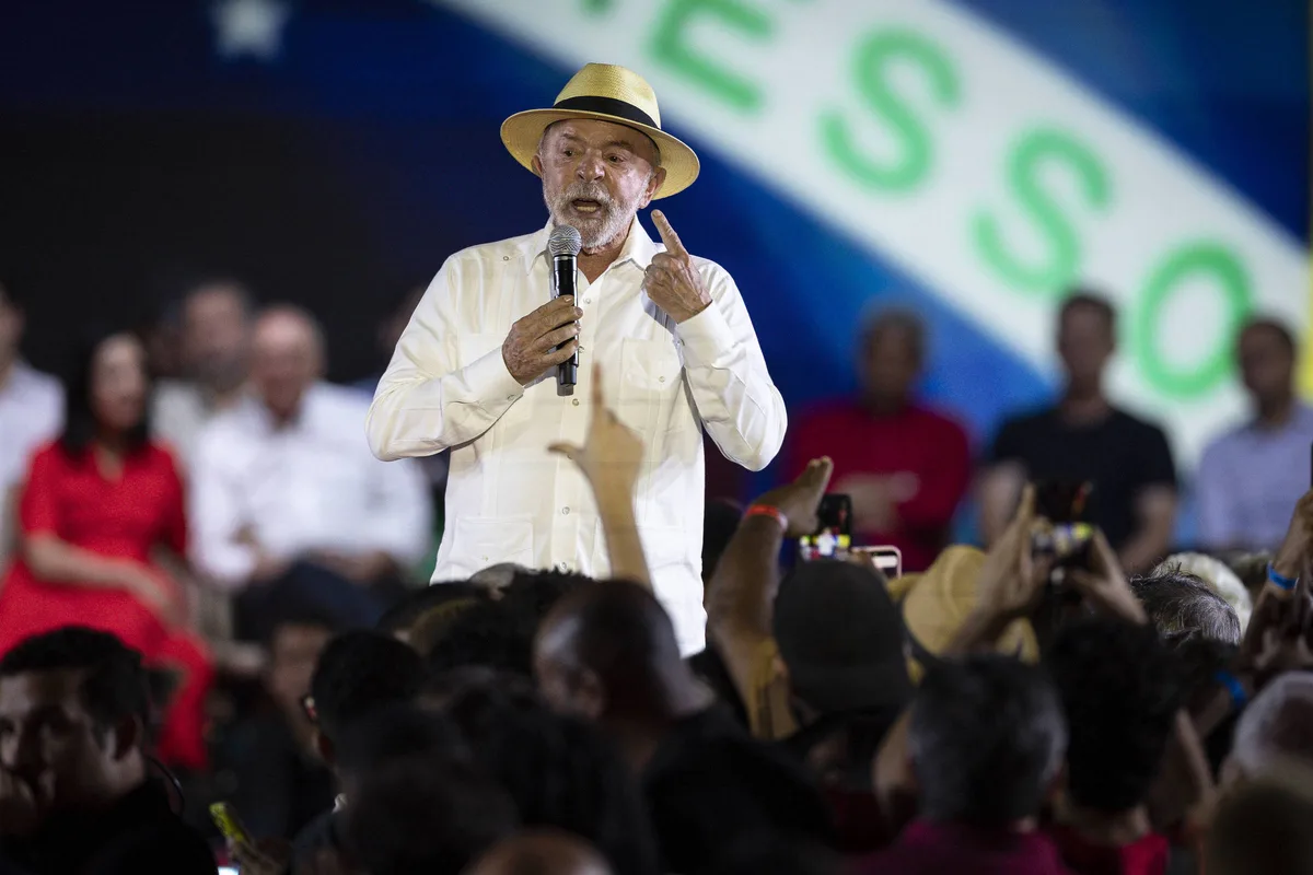 Lula mira jovens, e campanha deve destacar Janja após esquecer mulheres em convenção