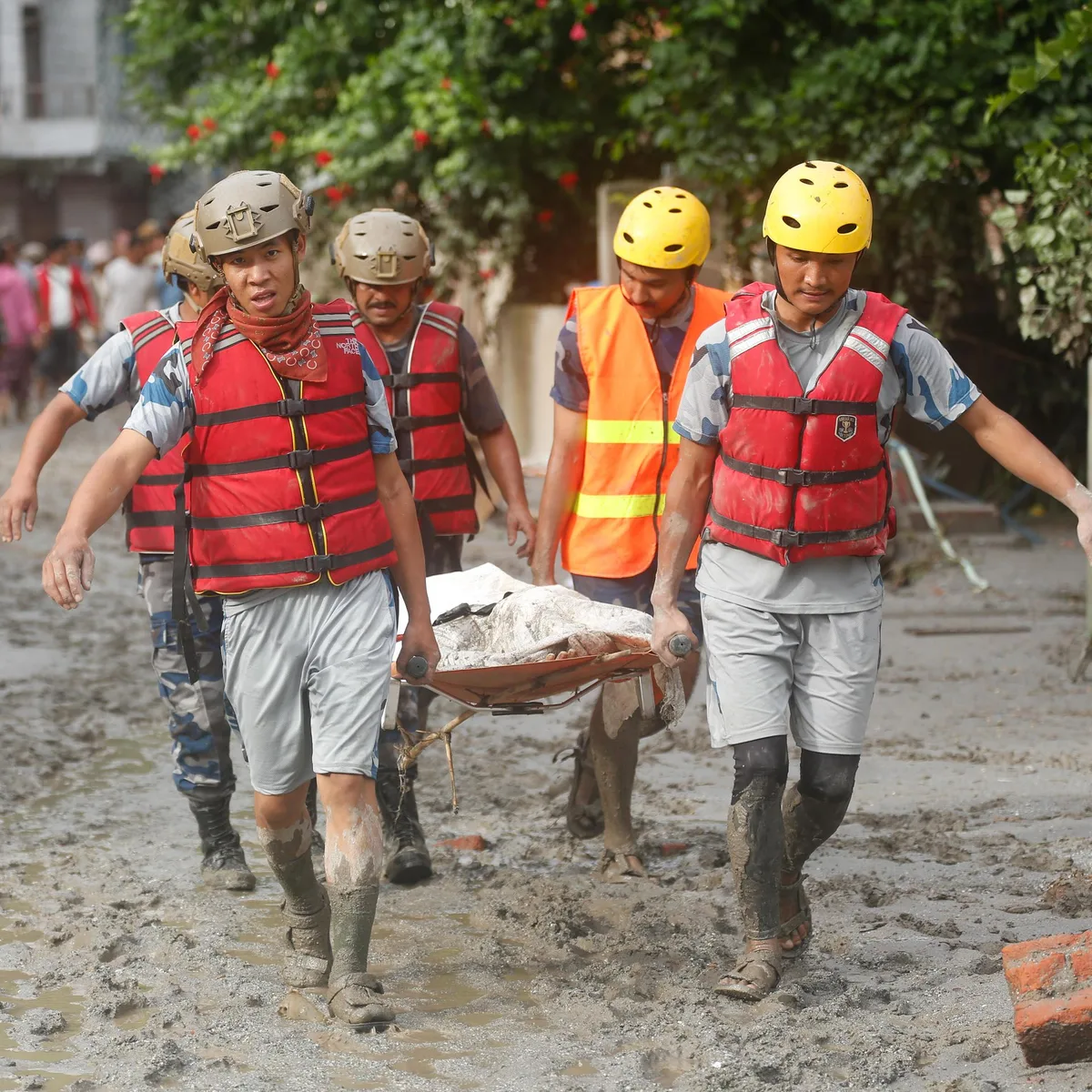 Naturkatastrophe - Zahl der Toten nach Sturzflut in Nepal und China steigt auf über 470
