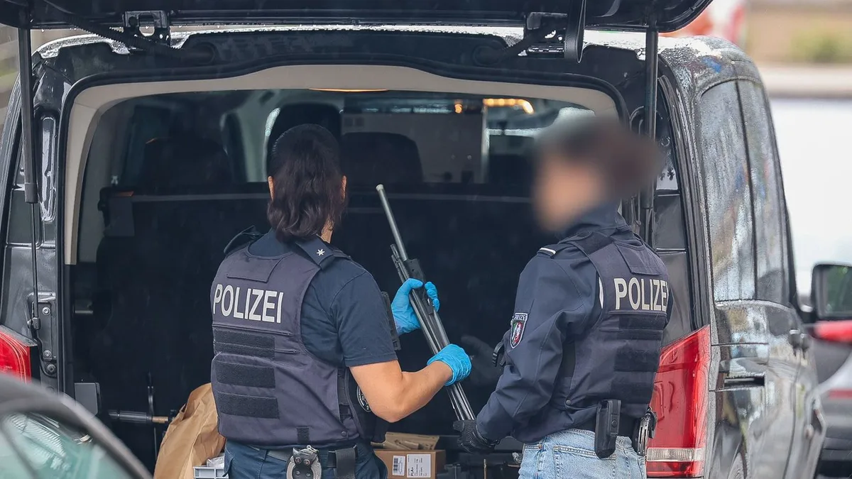 Razzia: Pistolen aus 3D-Drucker und Hakenkreuz-Nadel entdeckt