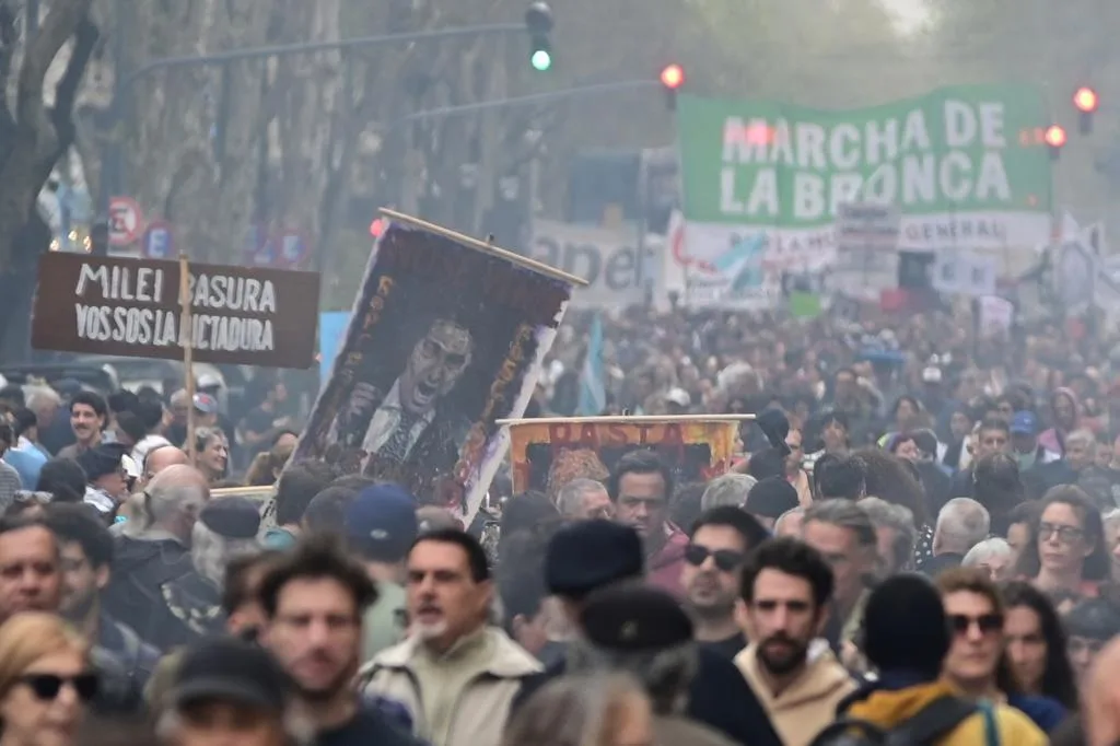 Miles de personas acuden a "la marcha de la bronca" en Buenos Aires contra el plan económico de Milei