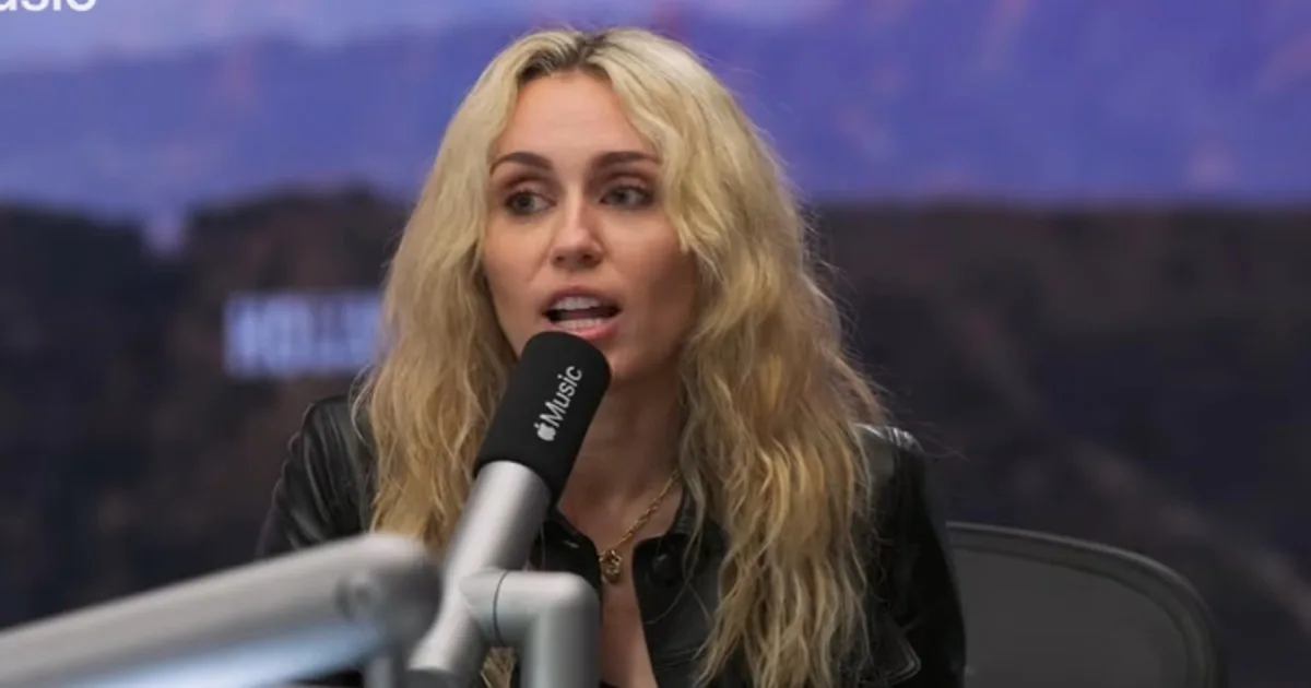 Miley Cyrus recordó su última charla con Dolly Parton y el consejo que todavía la acompaña: “Siempre tenía razón”