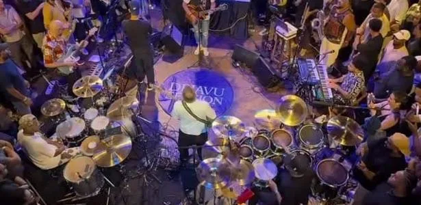 Dejavu Session reúne músicos e público em palco 360° em SP