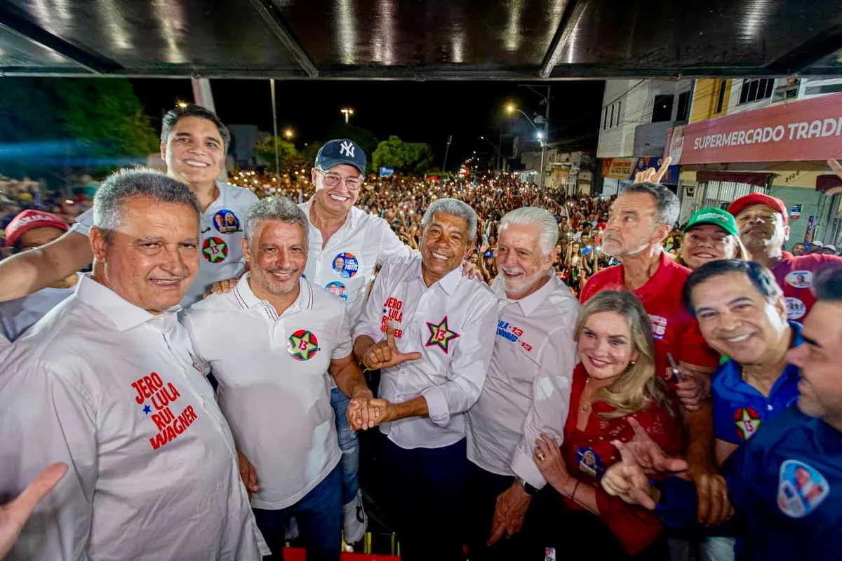Jerônimo critica uso de mulheres seminuas em ato da oposição em Salvador