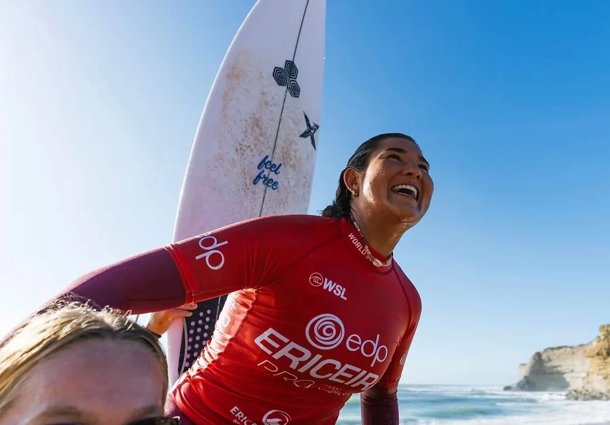 Costarricense Brisa Hennessy conquista torneo de surf en Portugal y da un salto de 20 puestos hacia el Tour Mundial 2027