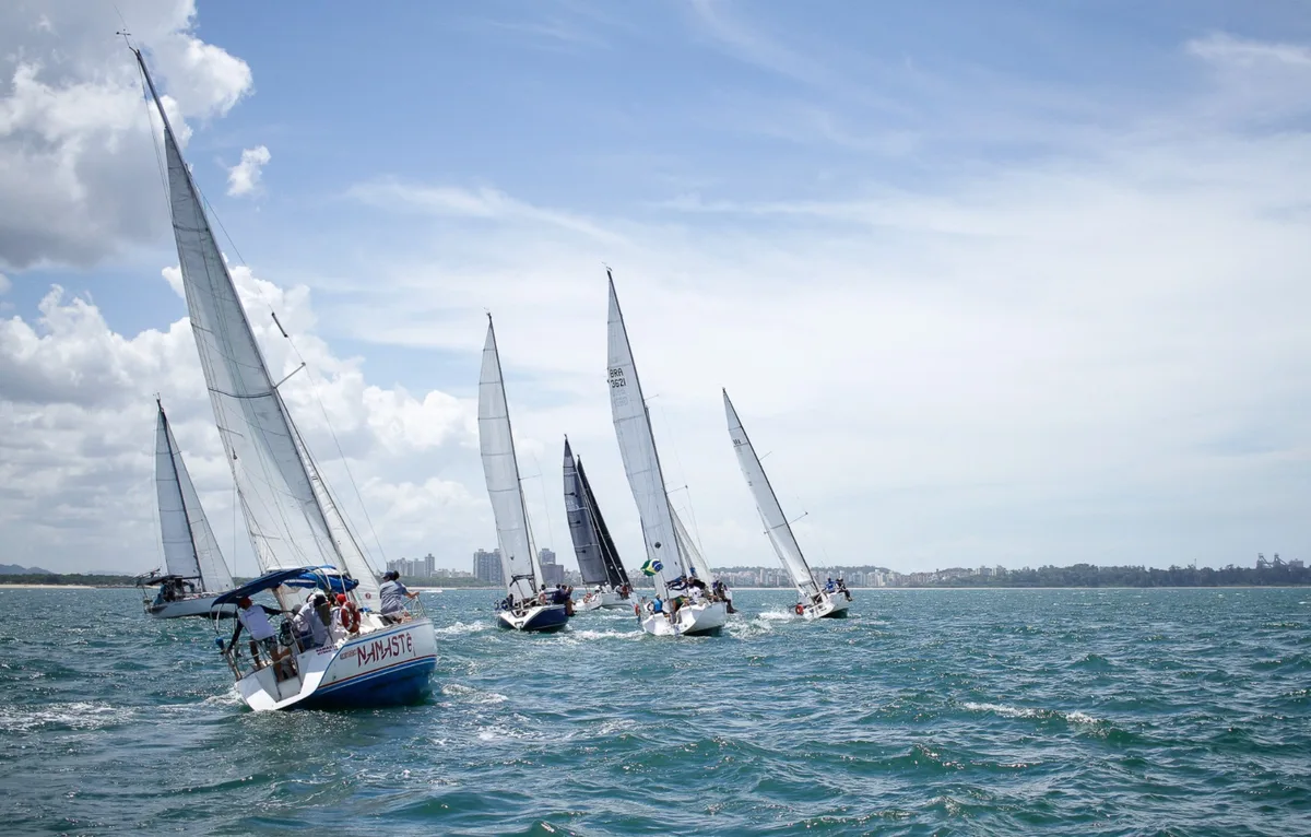 Regata Volta das Ilhas vai reunir cerca de 50 velejadores no mar capixaba