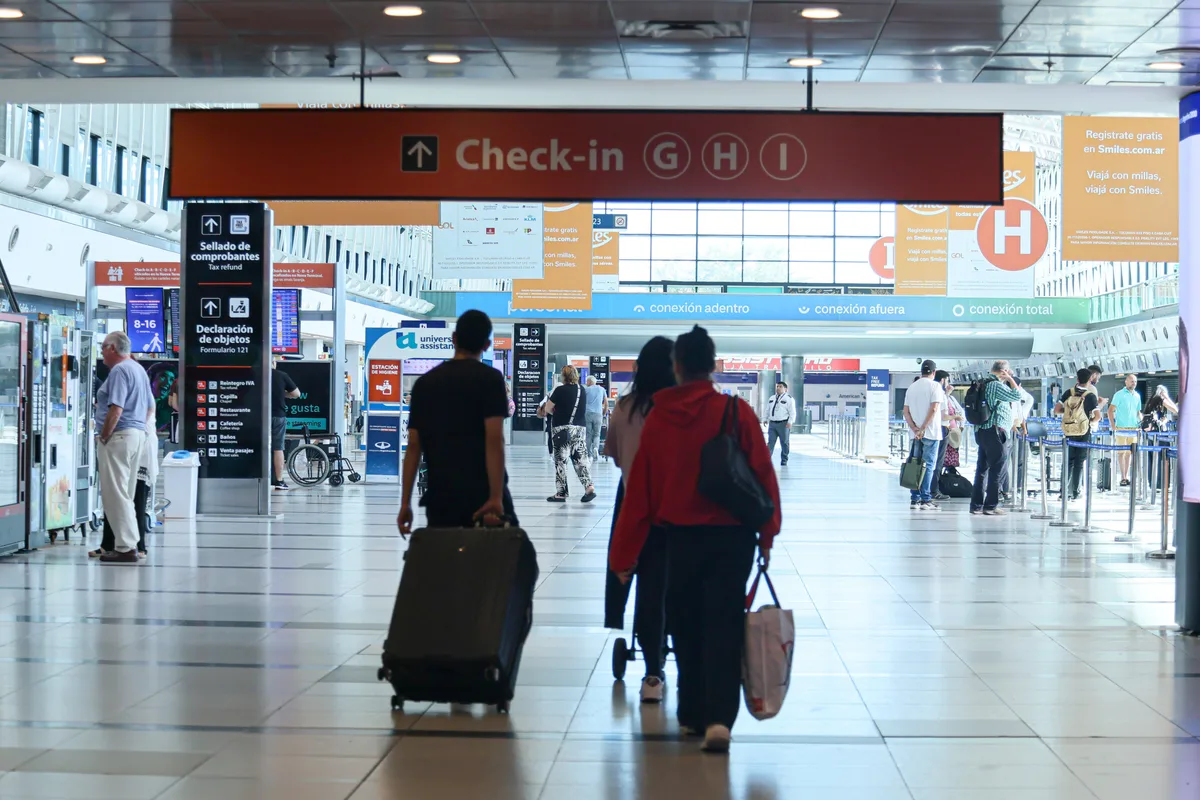 Récord de pasajeros en los aeropuertos: los vuelos al exterior crecieron en septiembre cinco veces más que los de cabotaje