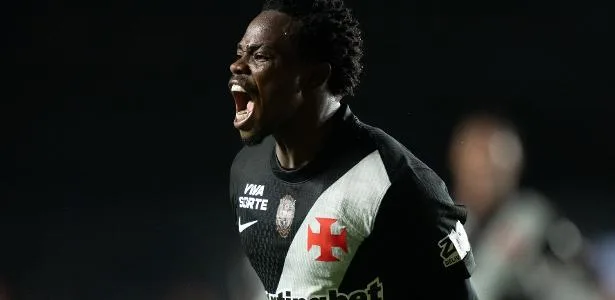 Vasco supera expulsão e bate o Vitória com golaço de Gómez em São Januário