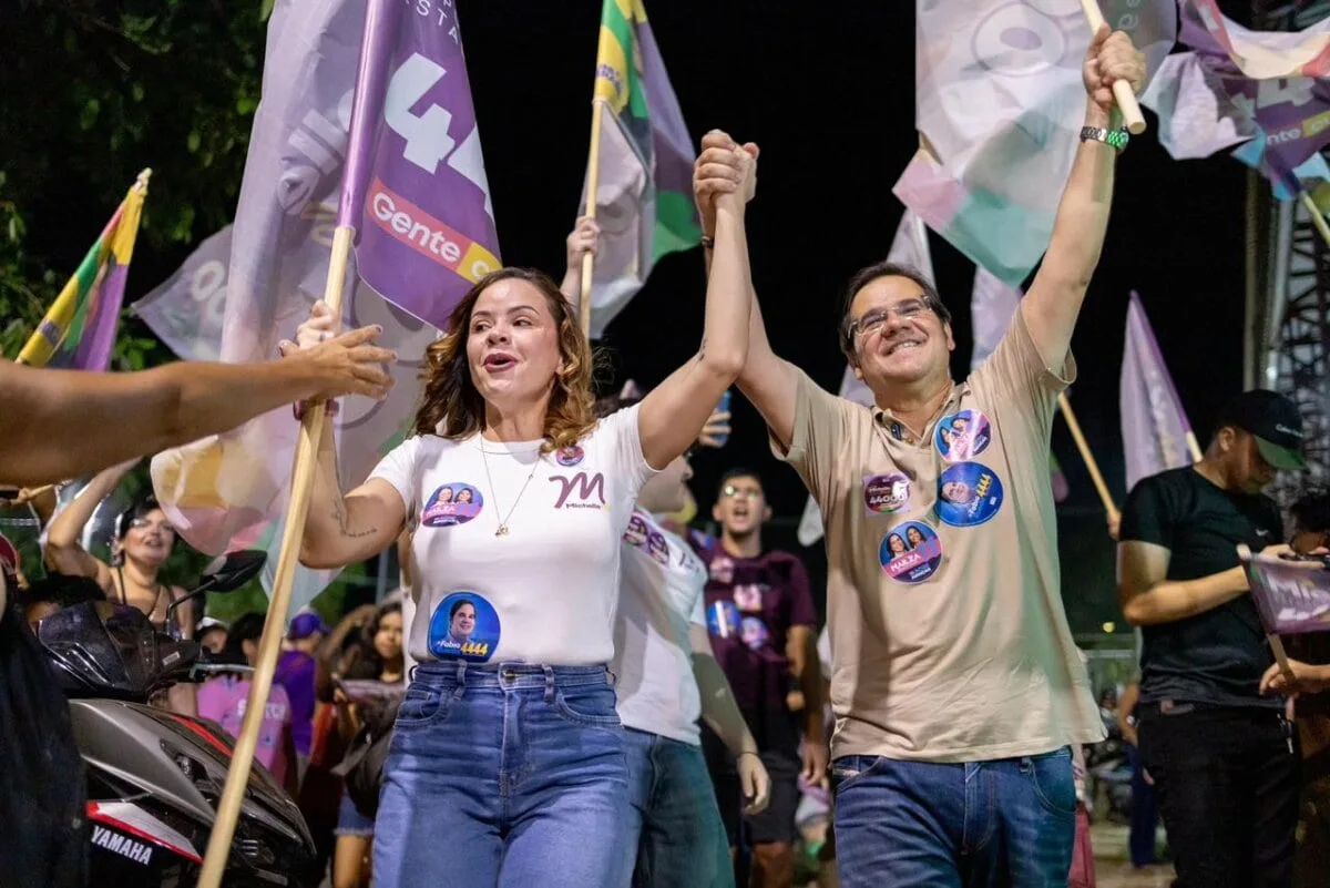 Deputada Dra. Michelle Melo pede apoio a Dr. Fábio Rueda durante evento com mais de 500 pessoas na Baixada da Sobral