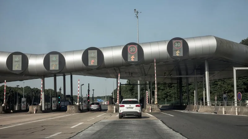 Un migrant essaie de sauter sur un camion dans le Pas-de-Calais, il meurt des suites de ses blessures