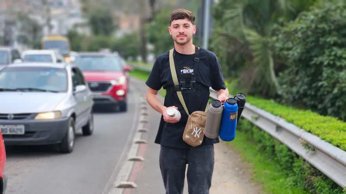 Jovem que perdeu R$ 500 mil em bets vende café em semáforo para ajudar a superar vício e viraliza: 'Não me sentia vivo assim há tempos'