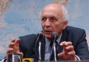 Com Ricupero e Reale, intelectuais e ex-ministros entregam manifesto de apoio a Lula