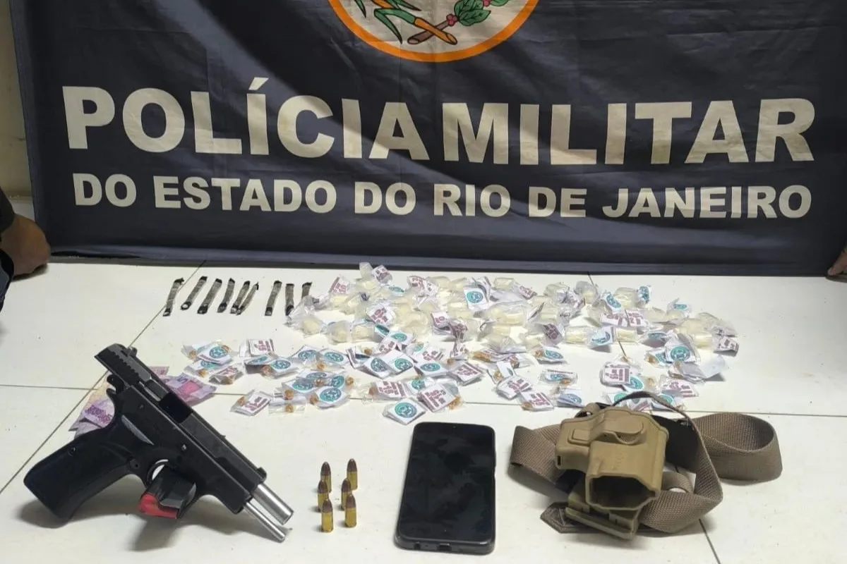 Jovem de 18 anos é preso com drogas e pistola em Araruama