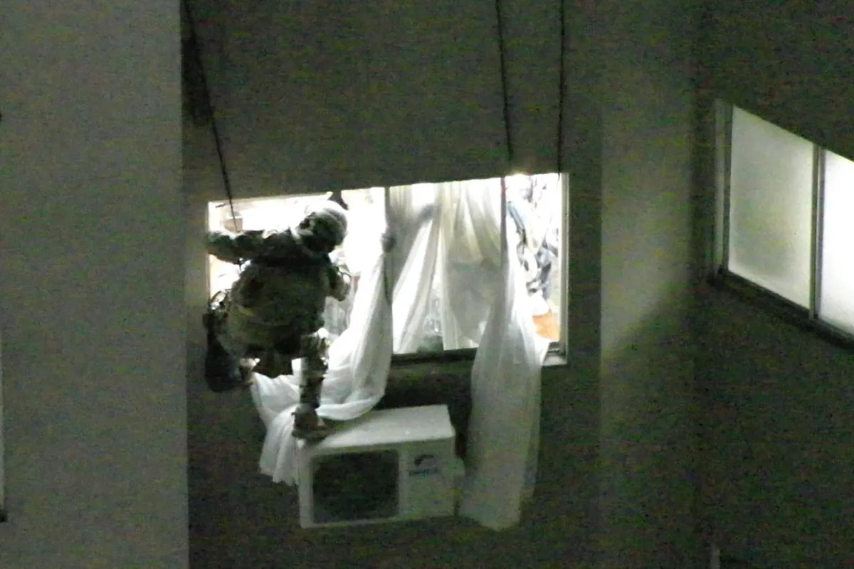 Homem em surto que esfaqueou cunhado e mantinha idosos reféns no Paraná morre após ação da PM com uso de arma de eletrochoque