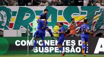 Palmeiras vence e beneficia de empate do líder Flamengo no Brasileirão