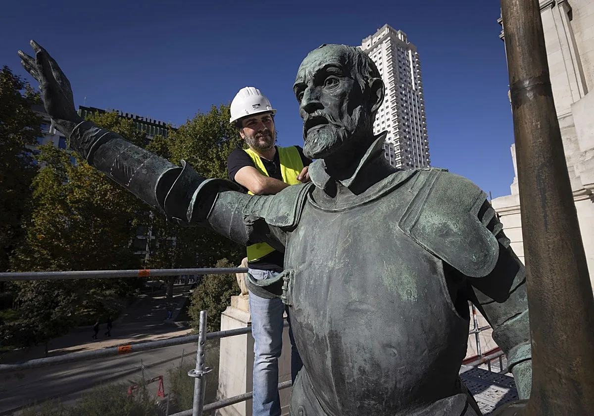 Operación salvar al Don Quijote y Sancho de Plaza España de las manos de los turistas