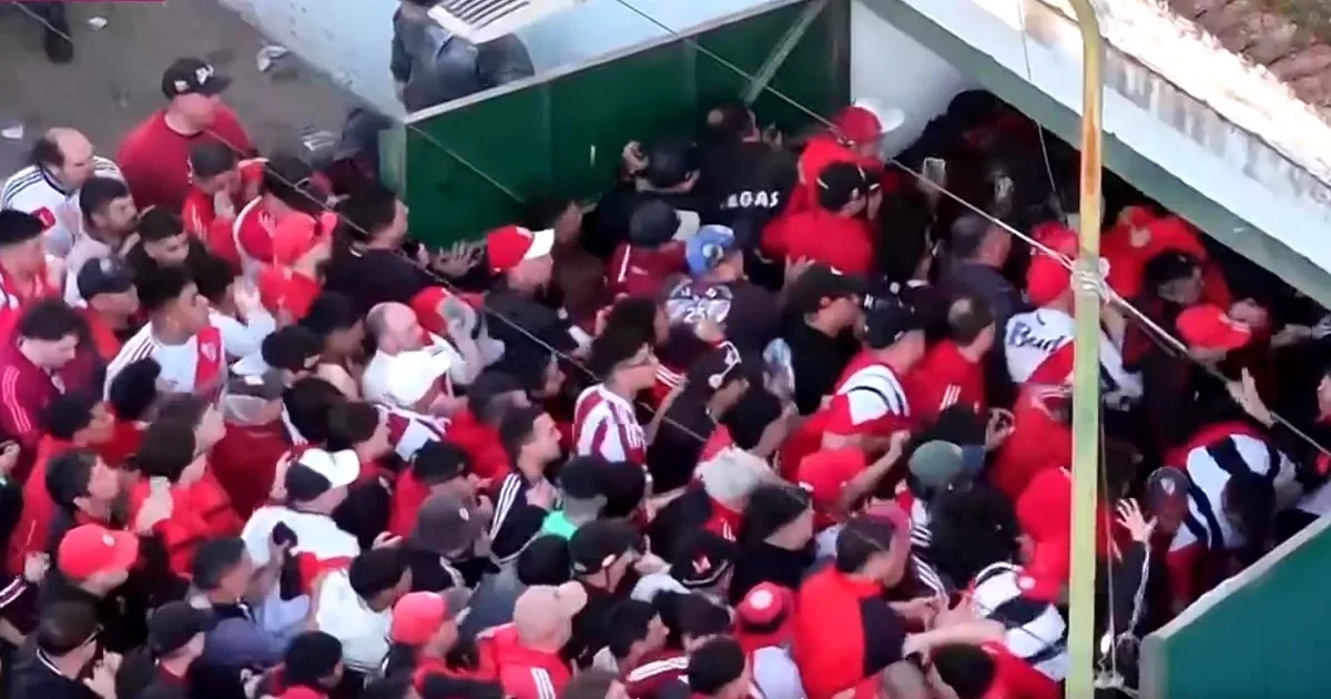 Video: el caótico ingreso de los hinchas de River al estadio de Sarmiento