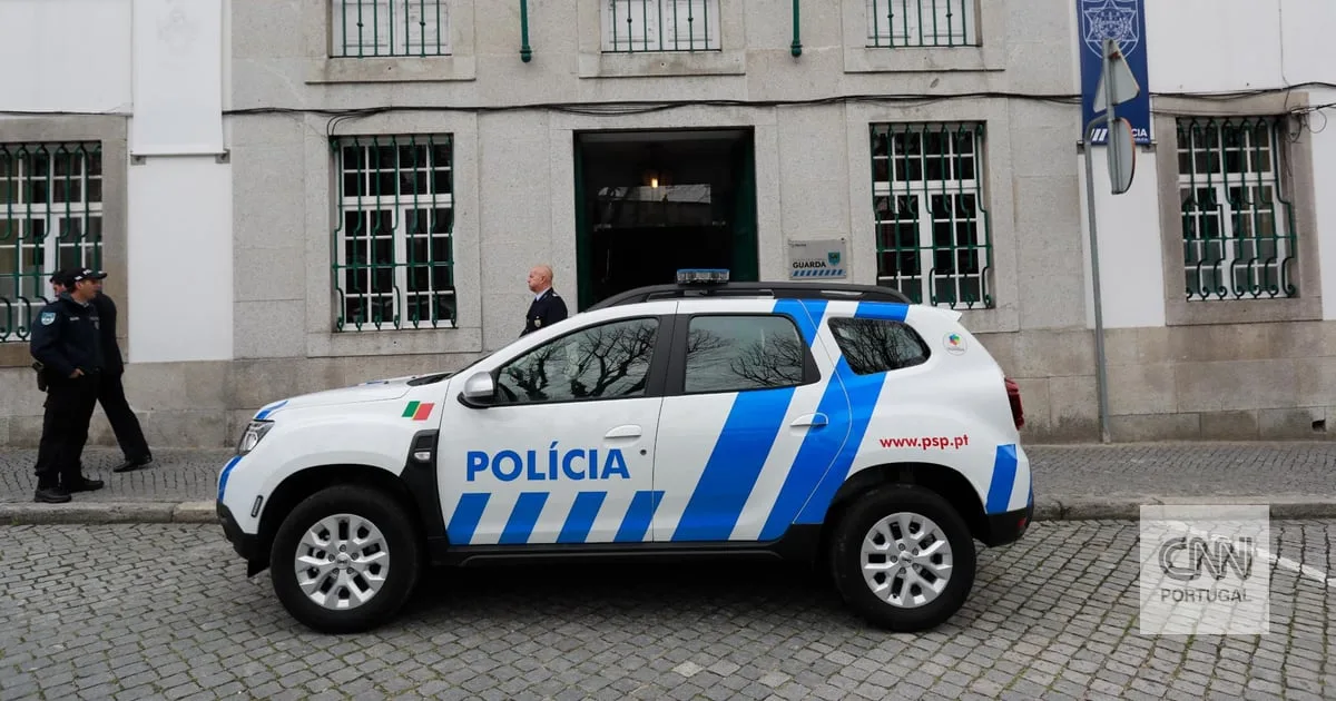 PSP apanha dois homens a vender droga em Lisboa à vista de todos. Suspeitos tinham na sua posse cinco quilos de haxixe, 10 mil euros e uma arma