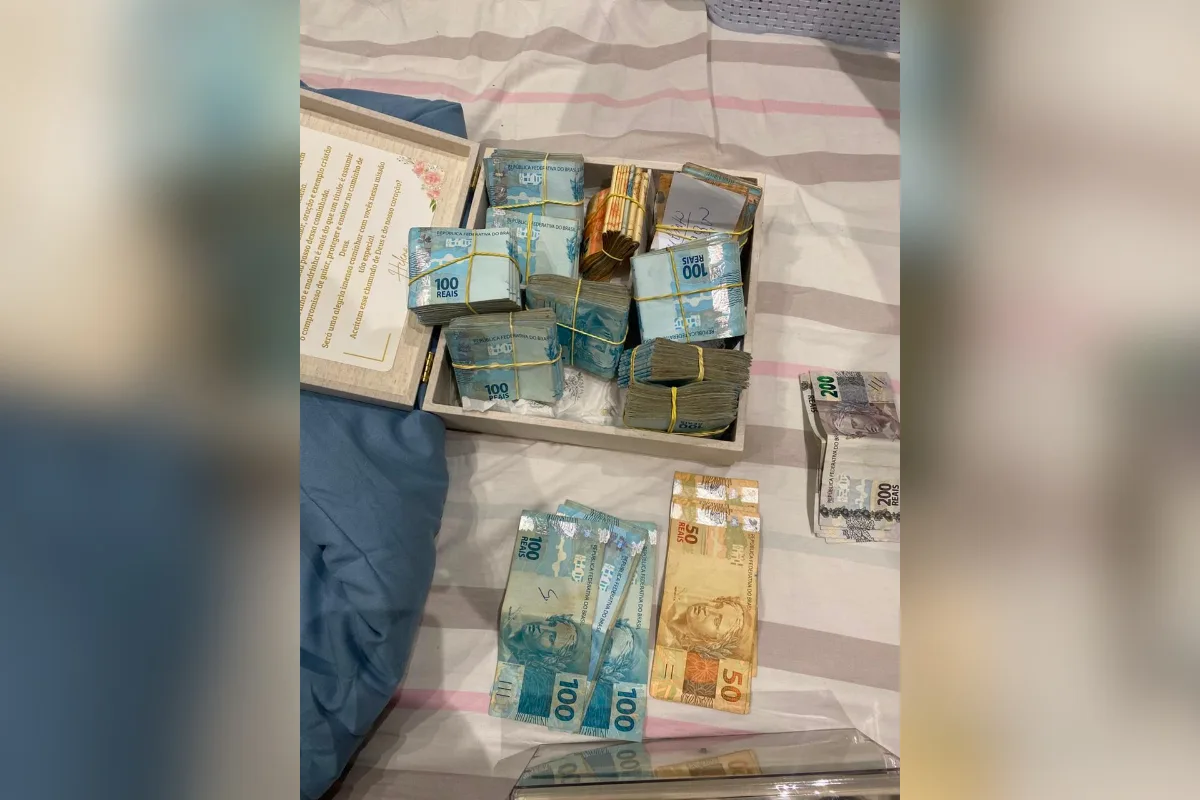 Pilhas de dinheiro: polícia acha R$ 100 mil em operação contra o CV