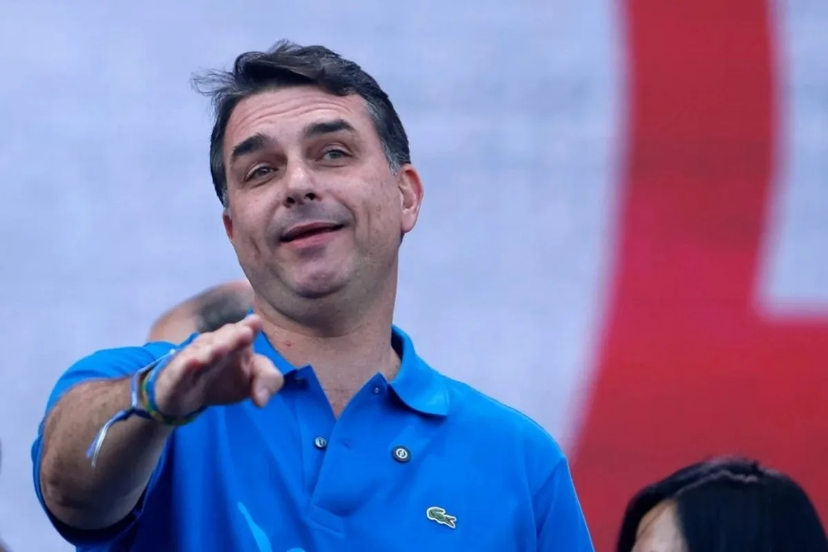 Flávio Bolsonaro debocha após viajar em jatinho de Vorcaro: "Ainda bem"
