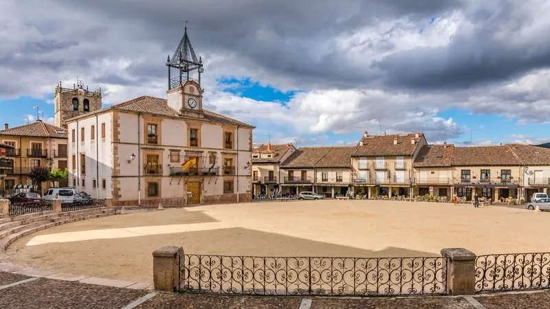 El pueblo de Segovia con un entorno natural privilegiado y una plaza rodeada de soportales sacados de la Edad Media