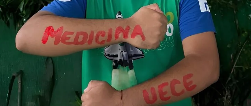 Da escola pública à Medicina: filho de agricultor e professora conquista vaga na UECE aos 21 anos