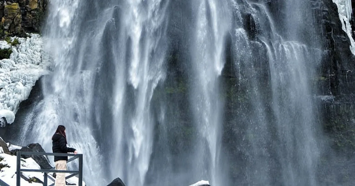 La cascada de 40 metros de Neuquén que el frío convierte en una una increíble postal de hielo