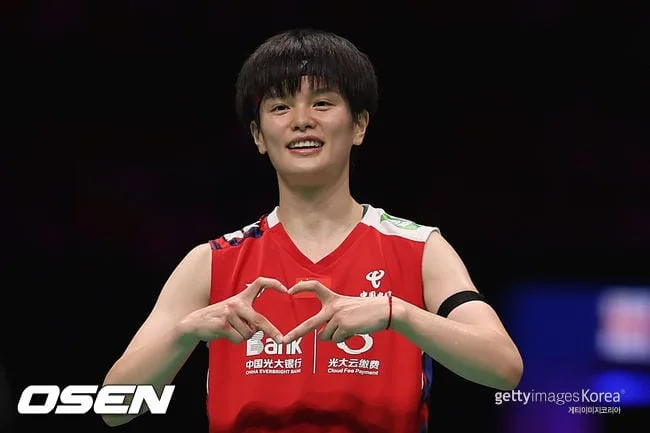 '안세영 37연승 끊은' 왕즈이, 크리스토페르센 2-0 제압...세계선수권 준결승서 안세영과 맞대결 성사