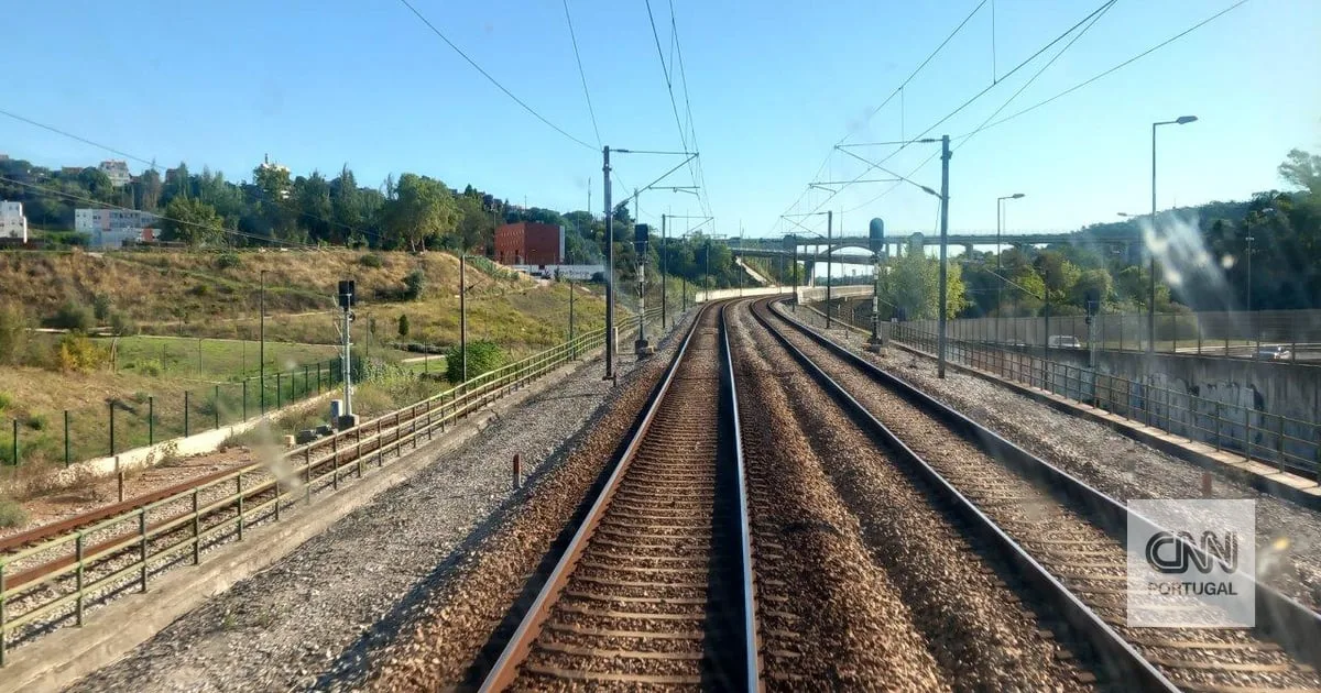Circulação na Linha da Beira Baixa retomada após colisão entre comboio e carro causar um morto