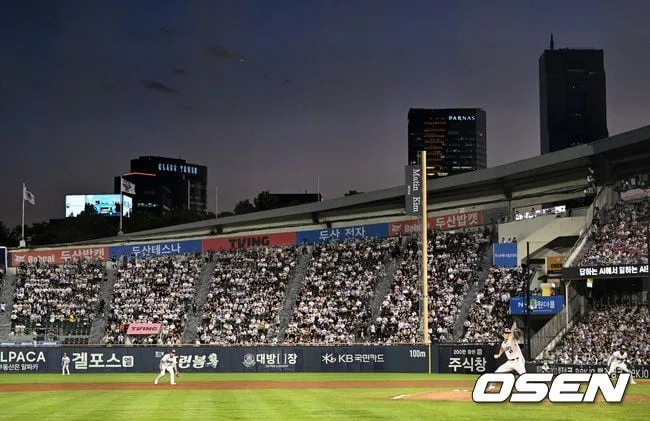 [사진]청명한 하늘 아래 펼쳐지는 두산-LG전