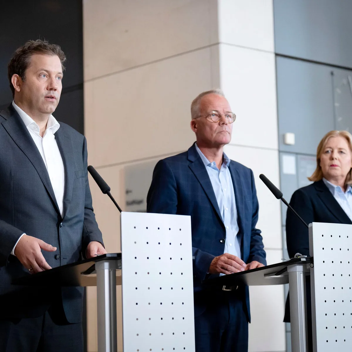 "Signal an Berlin" - SPD-Führung will nach Landtagswahl Korrekturen am Reformkurs der Bundesregierung - Union widerspricht