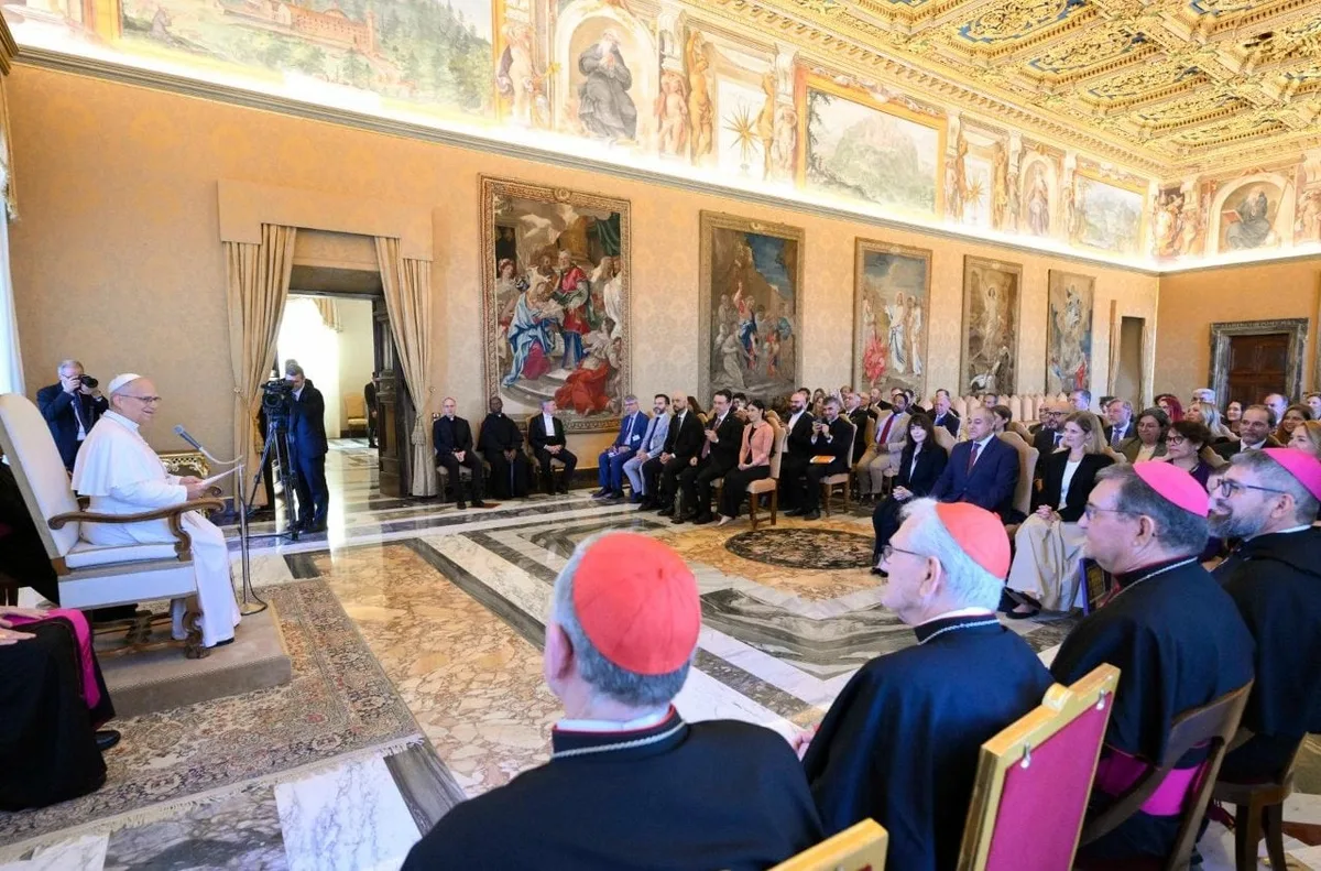 El Papa León XIV llamó a construir un progreso que “no deje nuevas ruinas a su paso” en un encuentro con empresarios y movimientos sociales del continente