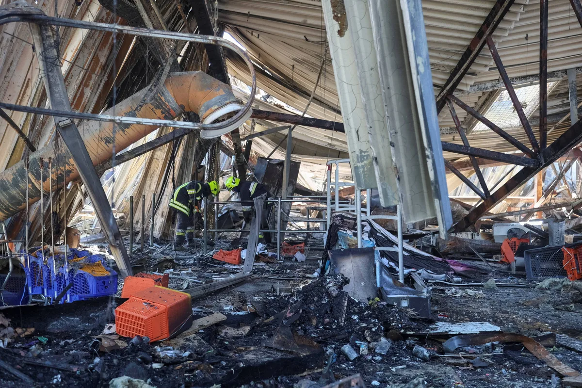 Após drone russo matar 16, ofensiva da Ucrânia deixa 8 vítimas e incendia armazém