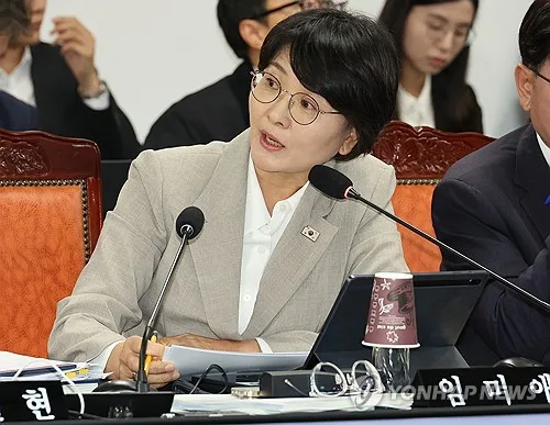 해수부 장관 "부산항 신항 무단출입, 계도 후 과태료 부과"