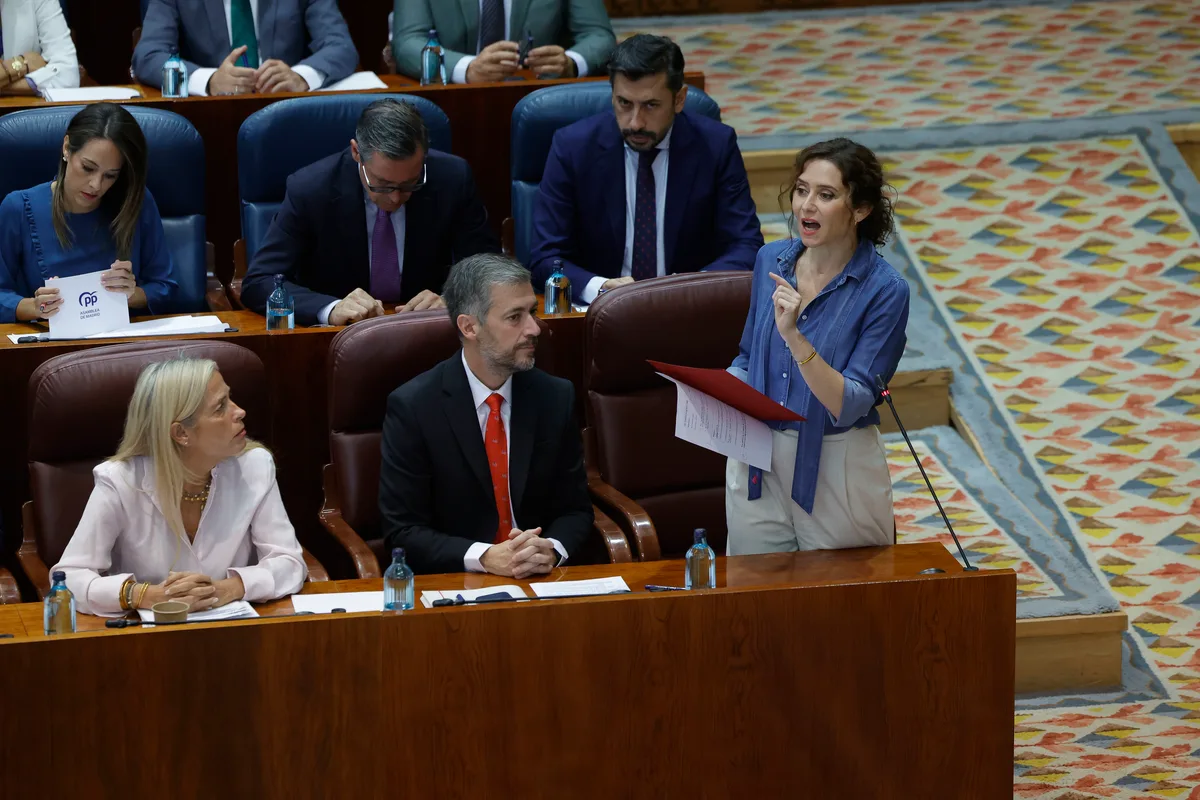 Ayuso carga contra los "infundios" en listas de espera y educación mientras la izquierda calienta la comparecencia por el ático