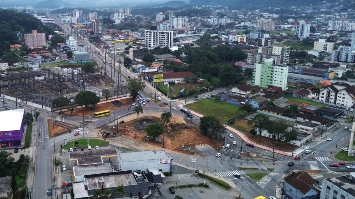 Megaobra para duplicar avenida ‘problema’ no trânsito de Joinville chega a 60% de execução