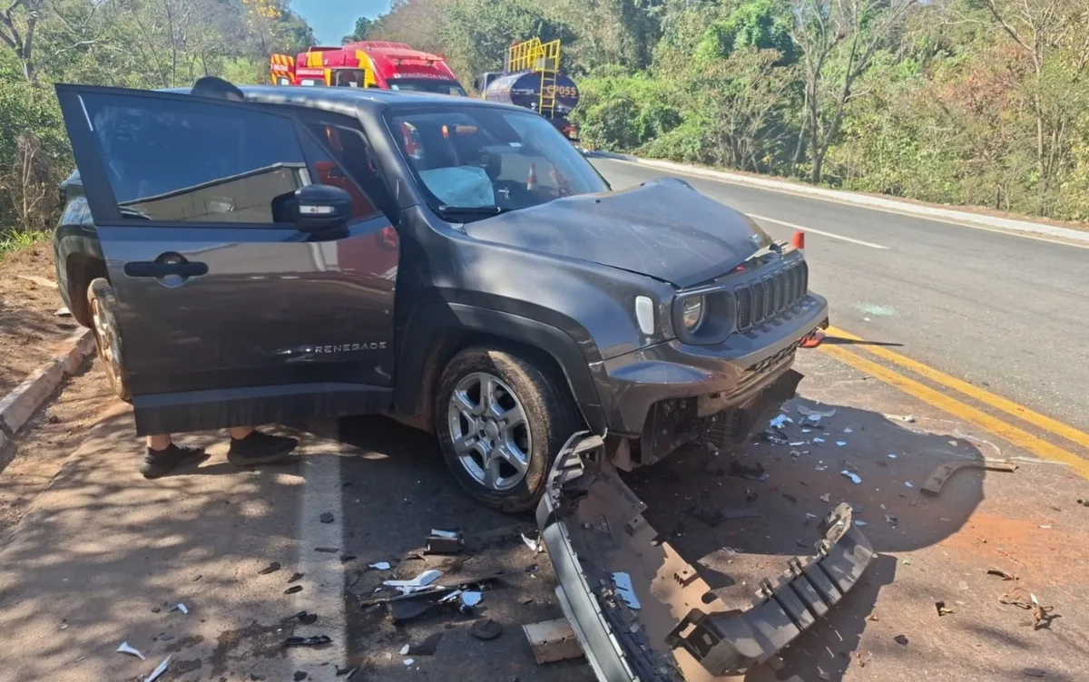 Cinco pessoas ficam feridas após batida entre caminhão e três carros na BR-153, em Goiás