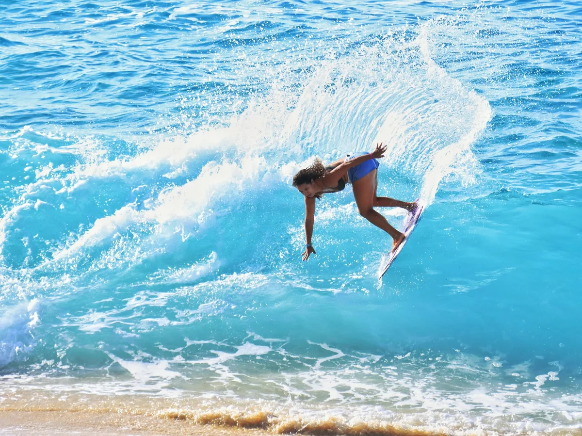 Sem patrocínio, única brasileira no Mundial de skimboard faz rifa e trabalha em quiosque