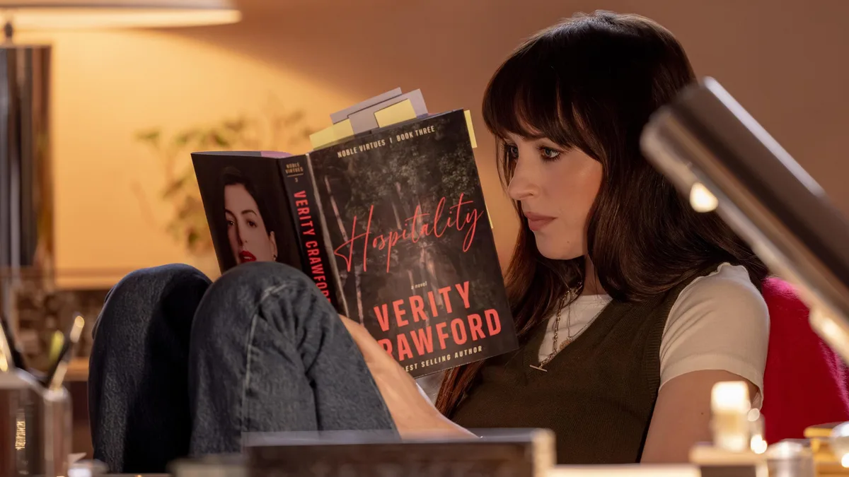 ‘Verity’: Anne Hathaway e Dakota Johnson estrelam suspense baseado em livro best-seller