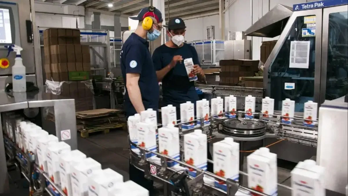 La economía mostró señales de enfriamiento en agosto: cayeron la recaudación, los patentamientos y las ventas de leche